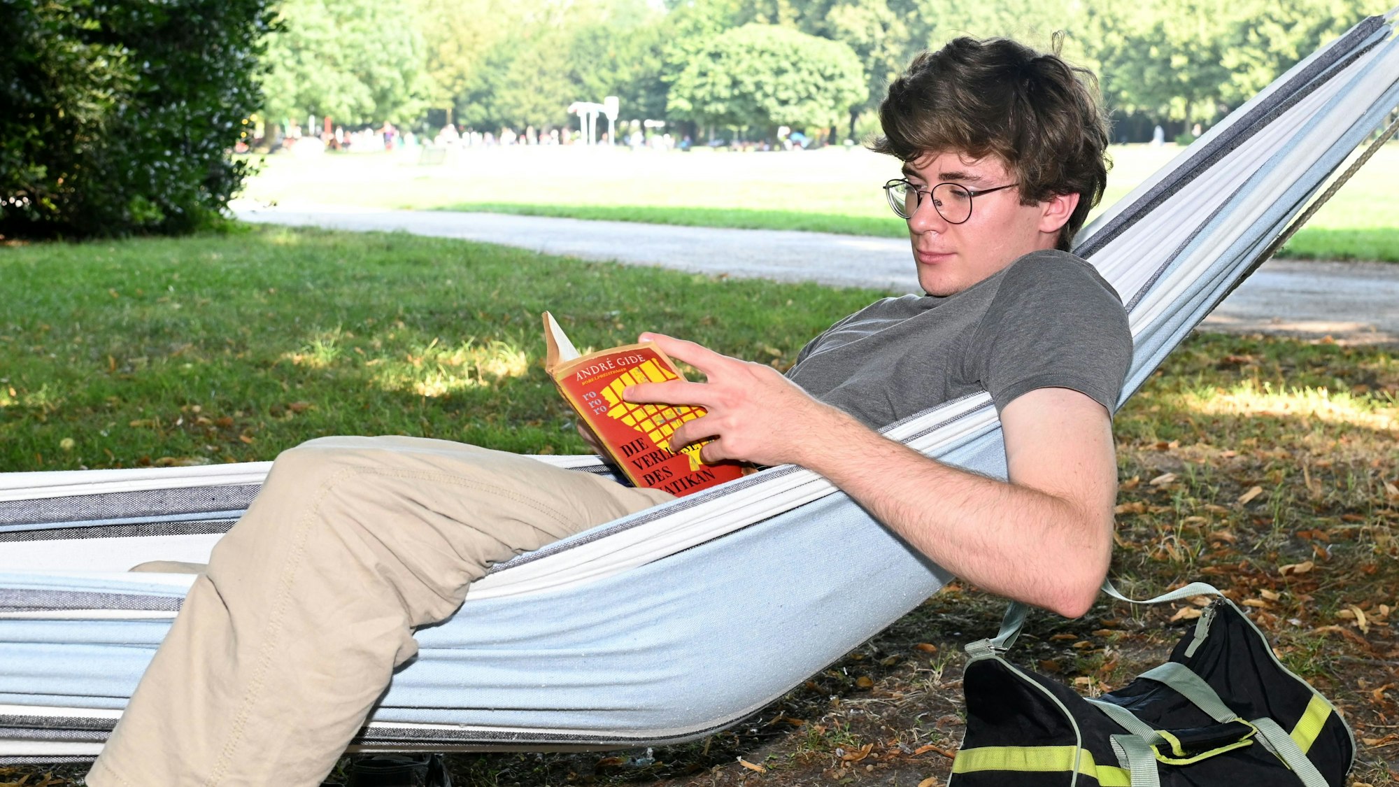 Lorenz Kirch liegt in seiner Hängematte und liest ein Buch