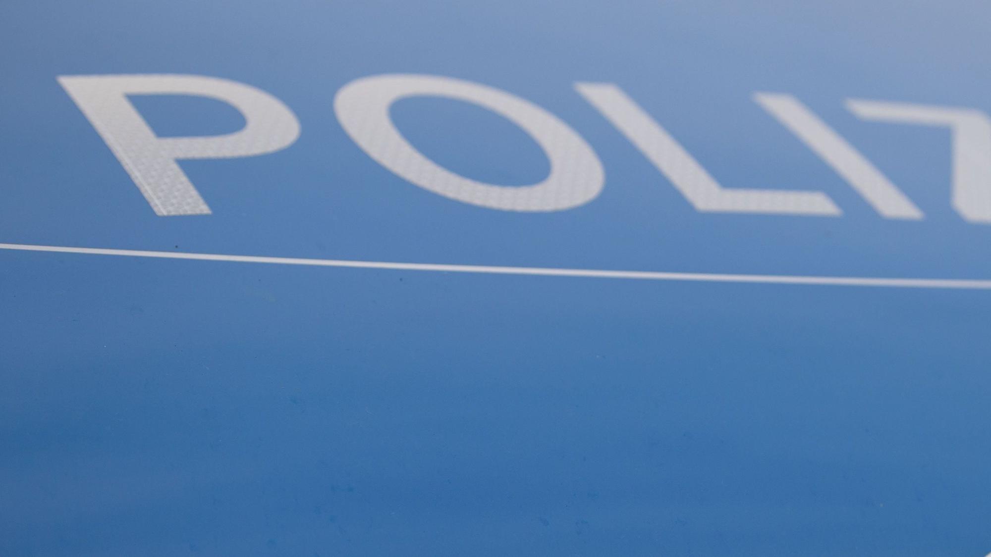 Ein Blaulicht leuchtet an einer Polizeistreife.