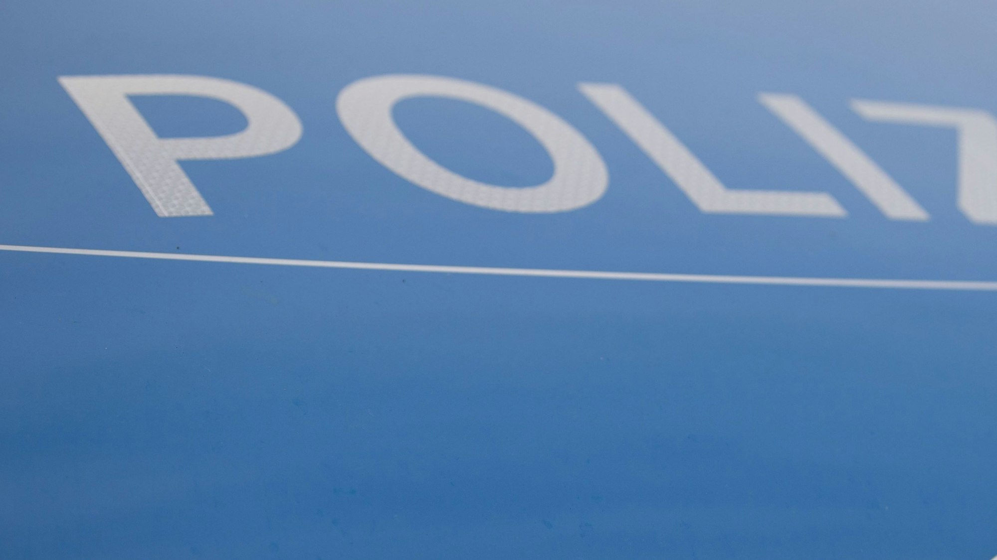 Ein Blaulicht leuchtet an einer Polizeistreife.