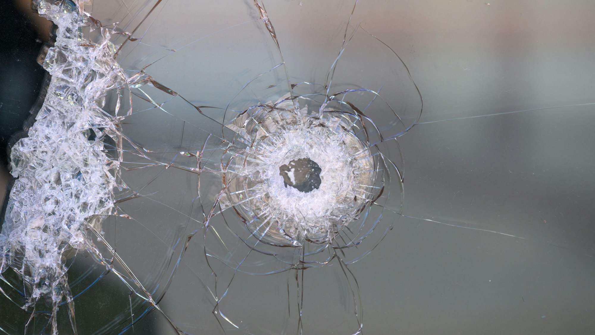 Ein Einschussloch in einer Fensterscheibe (Symbolfoto).