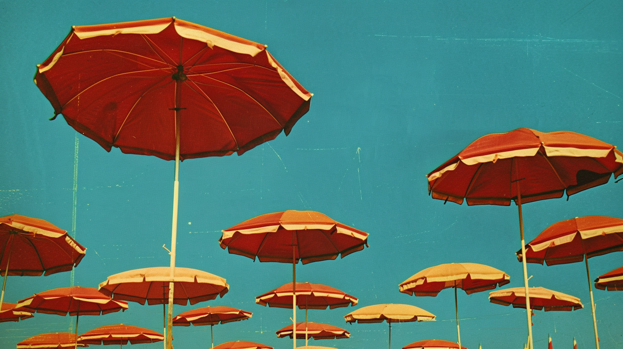 Illustration: Sonnenschirme vor blauen Himmel (Symbolbild)