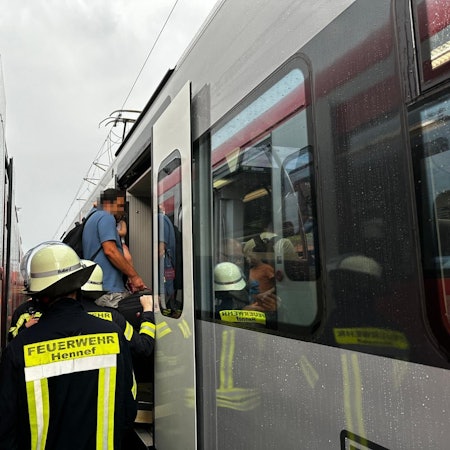 Die Hennefer Feuerwehr half bei der Evakuierung des Zugs mit 80 Fahrgästen.
