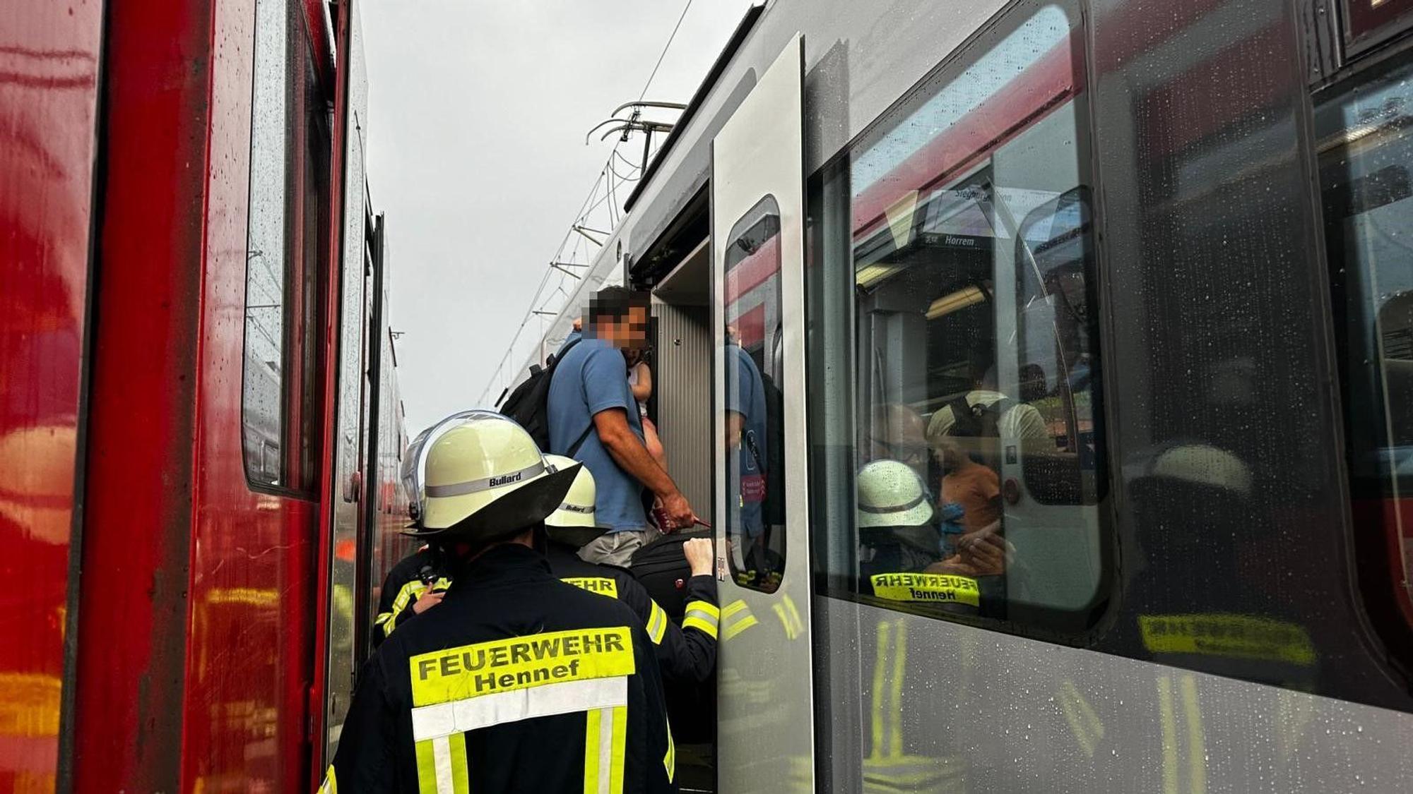 Die Hennefer Feuerwehr half bei der Evakuierung des Zugs mit 80 Fahrgästen.