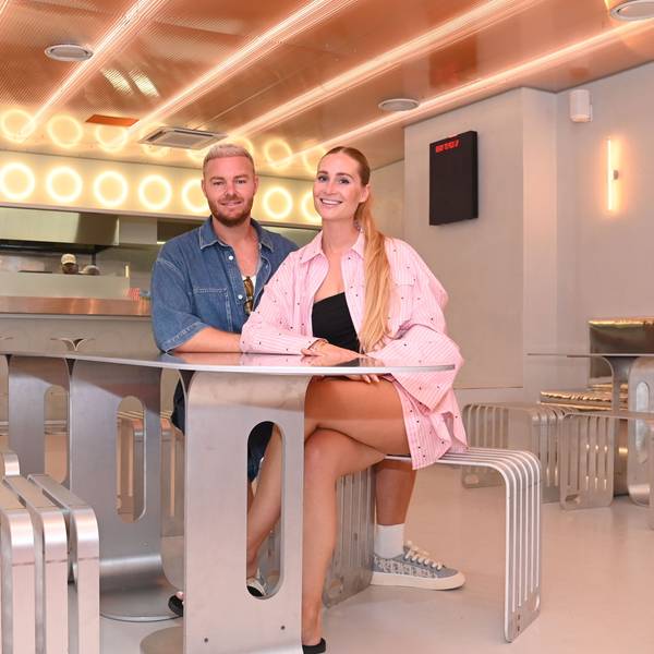 Das Paar im neuen Burgerladen „Boring Burger“ auf der Breite Straße