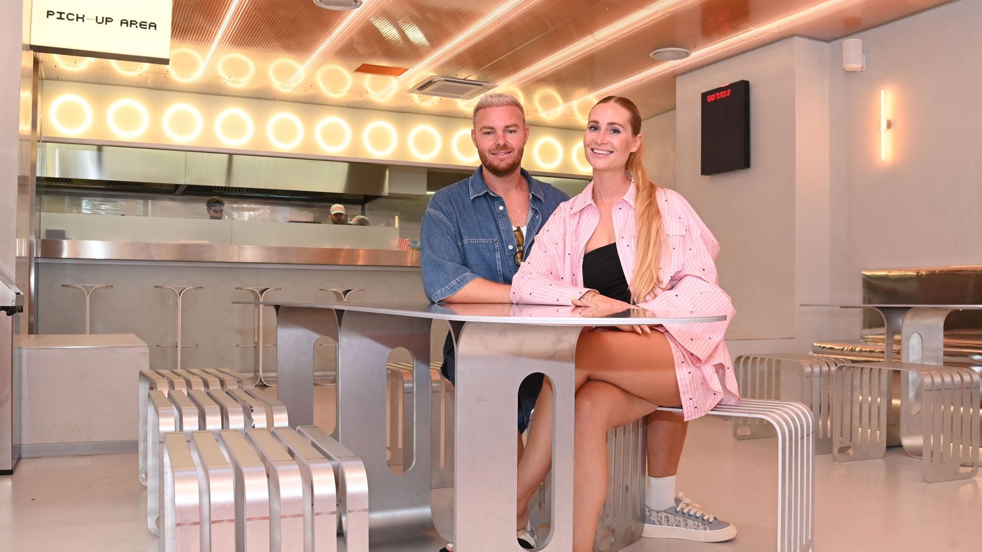 Das Paar im neuen Burgerladen „Boring Burger“ auf der Breite Straße