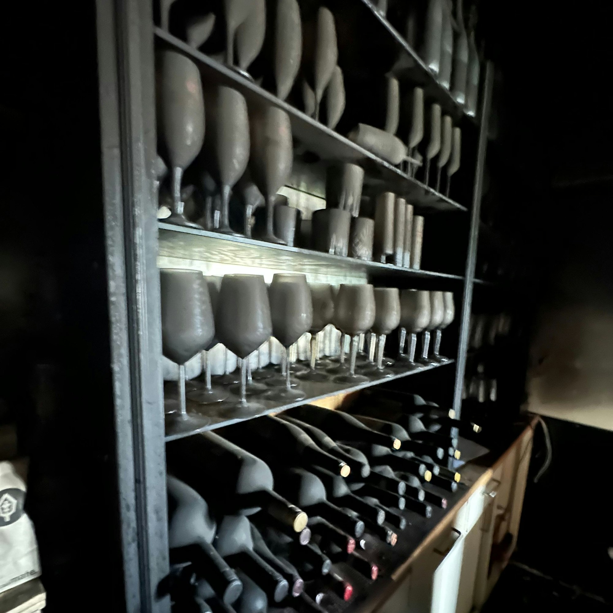 Reporter in der Brandruine vom Haus in Park in Seelscheid  mit Genehmigung der Polizei und des Pächters