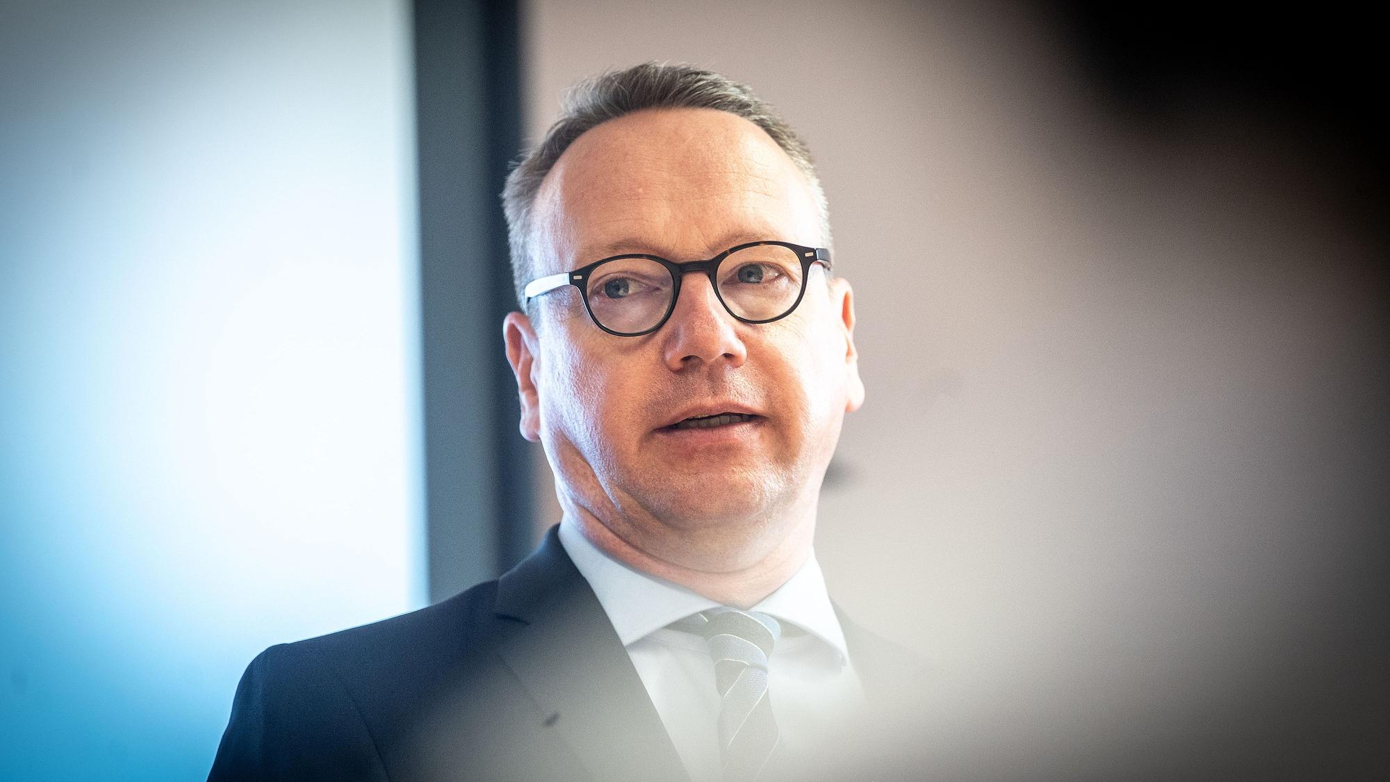 Der Minister der Justiz Benjamin Limbach spricht bei einer Veranstaltung.