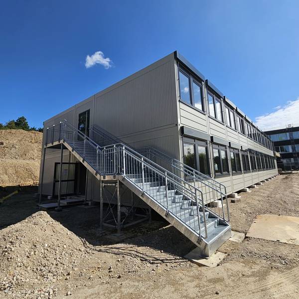 Ein neues Gebäude in Containerbauweise dient der Gesamtschule Rösrath, vor allem für naturwissenschaftlichen Unterricht.