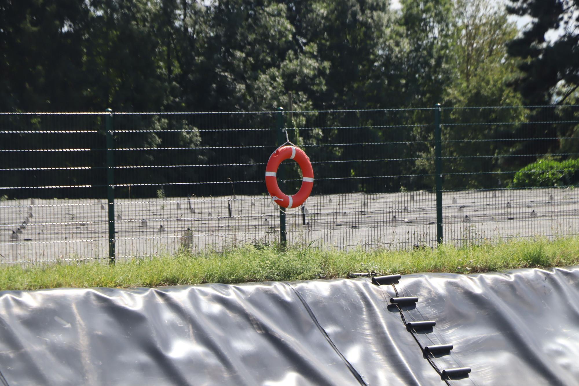 Das Bild zeigt einen Rettungsring an einem Wasserauffangbecken.