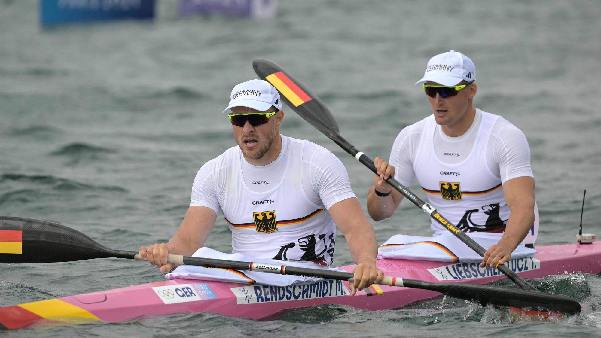 Die beiden Kajak-Olympiasieger Max Rendschmidt und Tom Liebscher-Lucz nach einem Wettkampf bei den Olympischen Spielen.