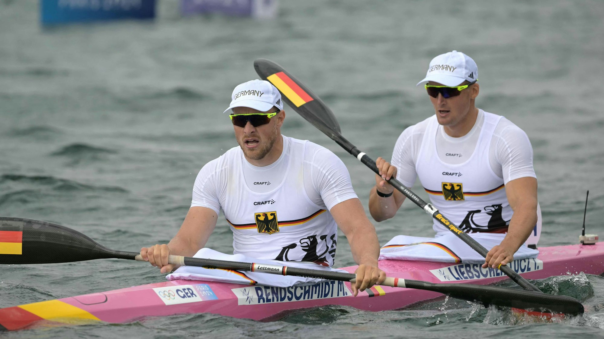 Die beiden Kajak-Olympiasieger Max Rendschmidt und Tom Liebscher-Lucz nach einem Wettkampf bei den Olympischen Spielen.