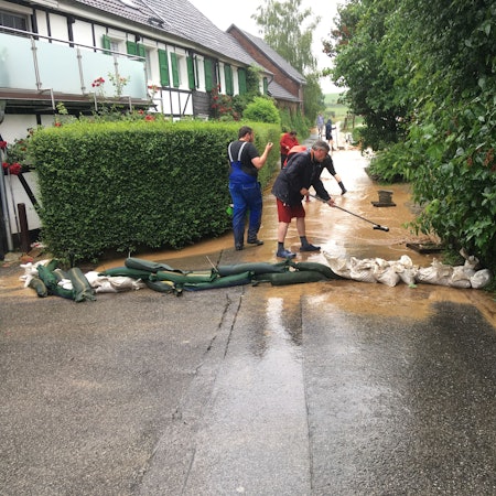 Anwohner und Einsatzkräfte trotzen dem Lehmwasser (2020).