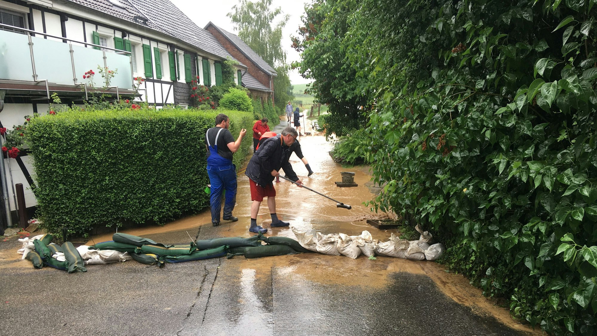 Anwohner und Einsatzkräfte trotzen dem Lehmwasser (2020).