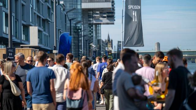 10.08.2024, Köln: Das Weinfest am Rhein findet im Rheinauhafen statt. Foto: Uwe Weiser