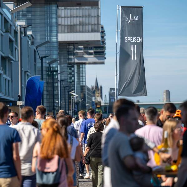 10.08.2024, Köln: Das Weinfest am Rhein findet im Rheinauhafen statt. Foto: Uwe Weiser