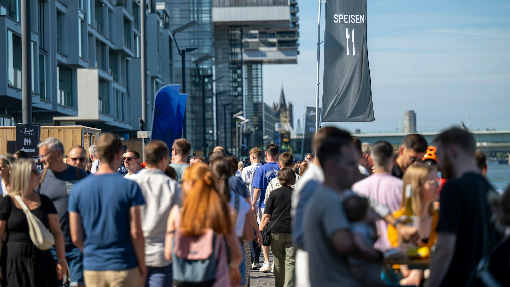 10.08.2024, Köln: Das Weinfest am Rhein findet im Rheinauhafen statt. Foto: Uwe Weiser