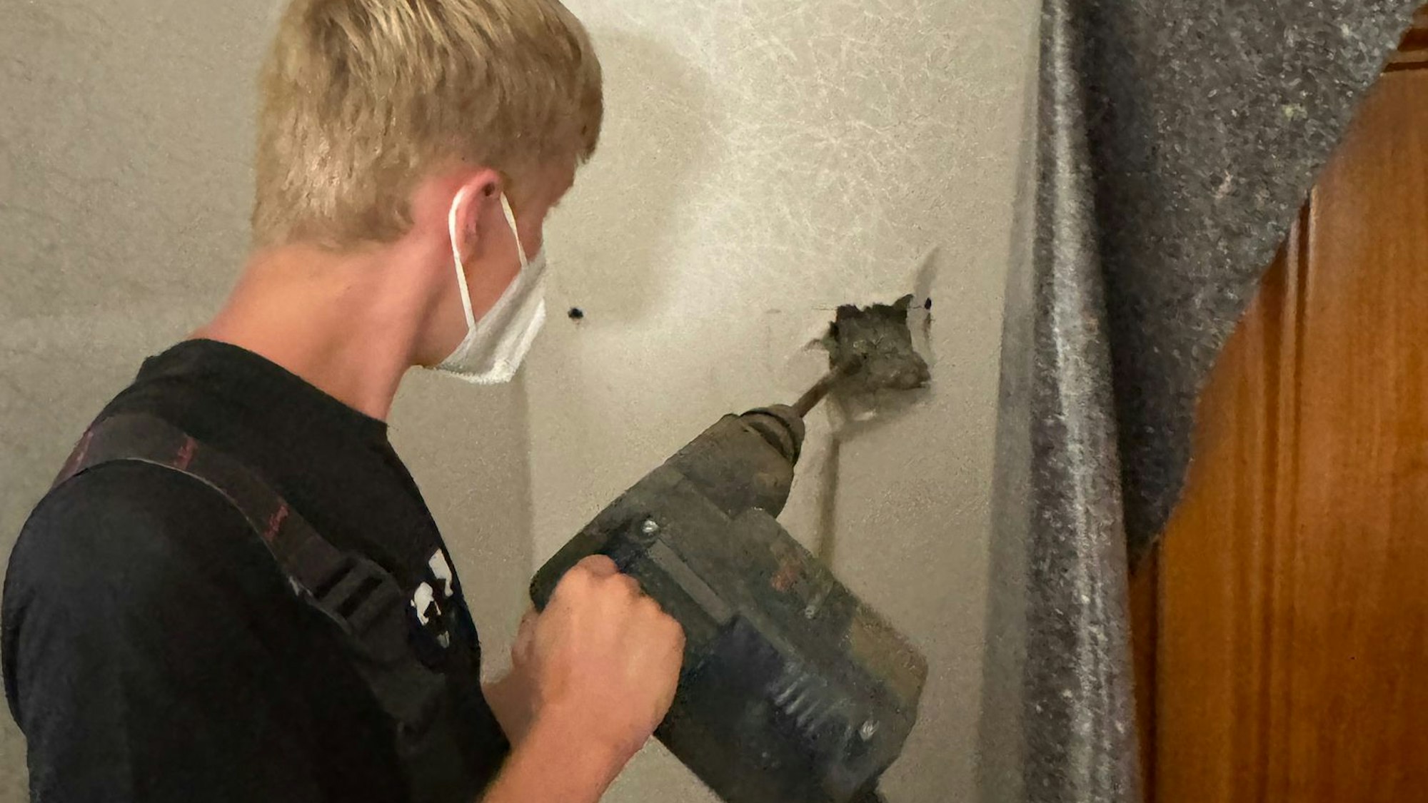 Für die Rettungsaktion mussten mehrere Löcher in die Wände gebohrt werden.