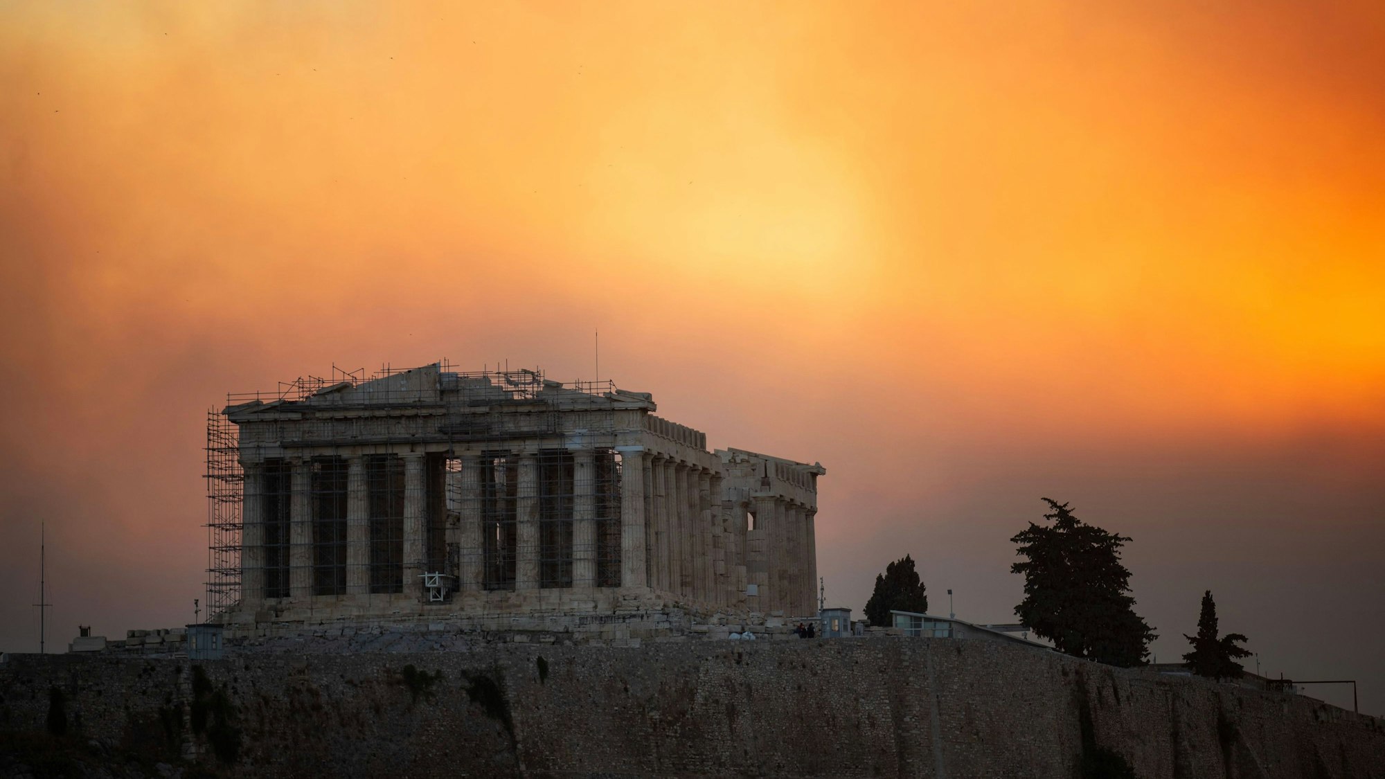 Der Tempel des Parthenon auf dem Hügel der Akropolis ist in eine Wolke aus Rauch gehüllt.