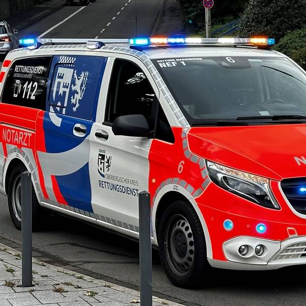 Der Notarzt im Rettungsdienst des Oberbergischen Kreises konnte am Samstagabend nur noch den Tod eines 82-Jährigen aus Waldbröl feststellen. Der Mann war mit seinem Traktor verunglückt.