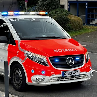 Blick auf ein Notarzt-Einsatzfahrzeug