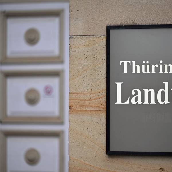 Schild am Thüringer Landtag.