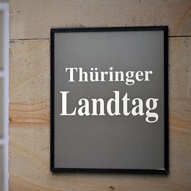 Schild am Thüringer Landtag.