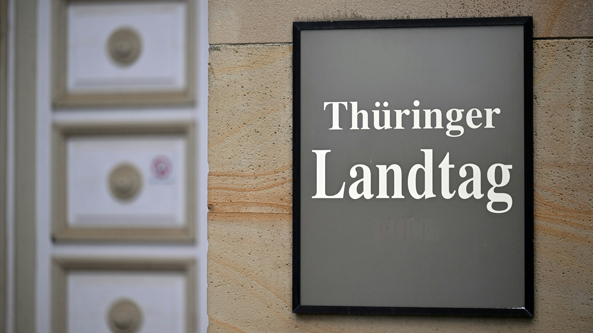 Schild am Thüringer Landtag.