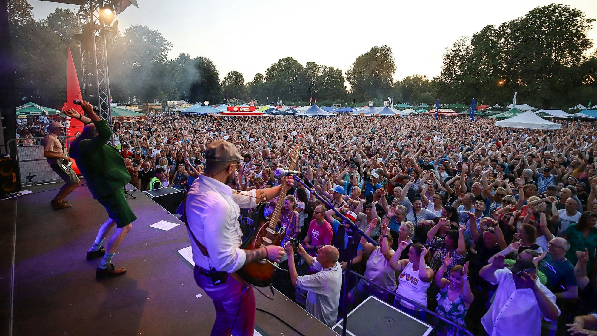 Menschenmenge vor Musikern auf der Bühne.