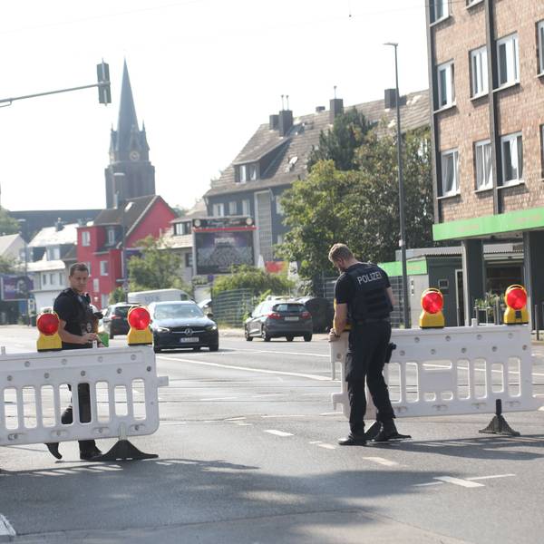 Straßensperrung auf der Kölner Straße in Westhoven.