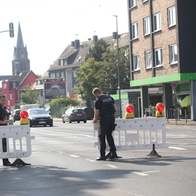 Straßensperrung auf der Kölner Straße in Westhoven.