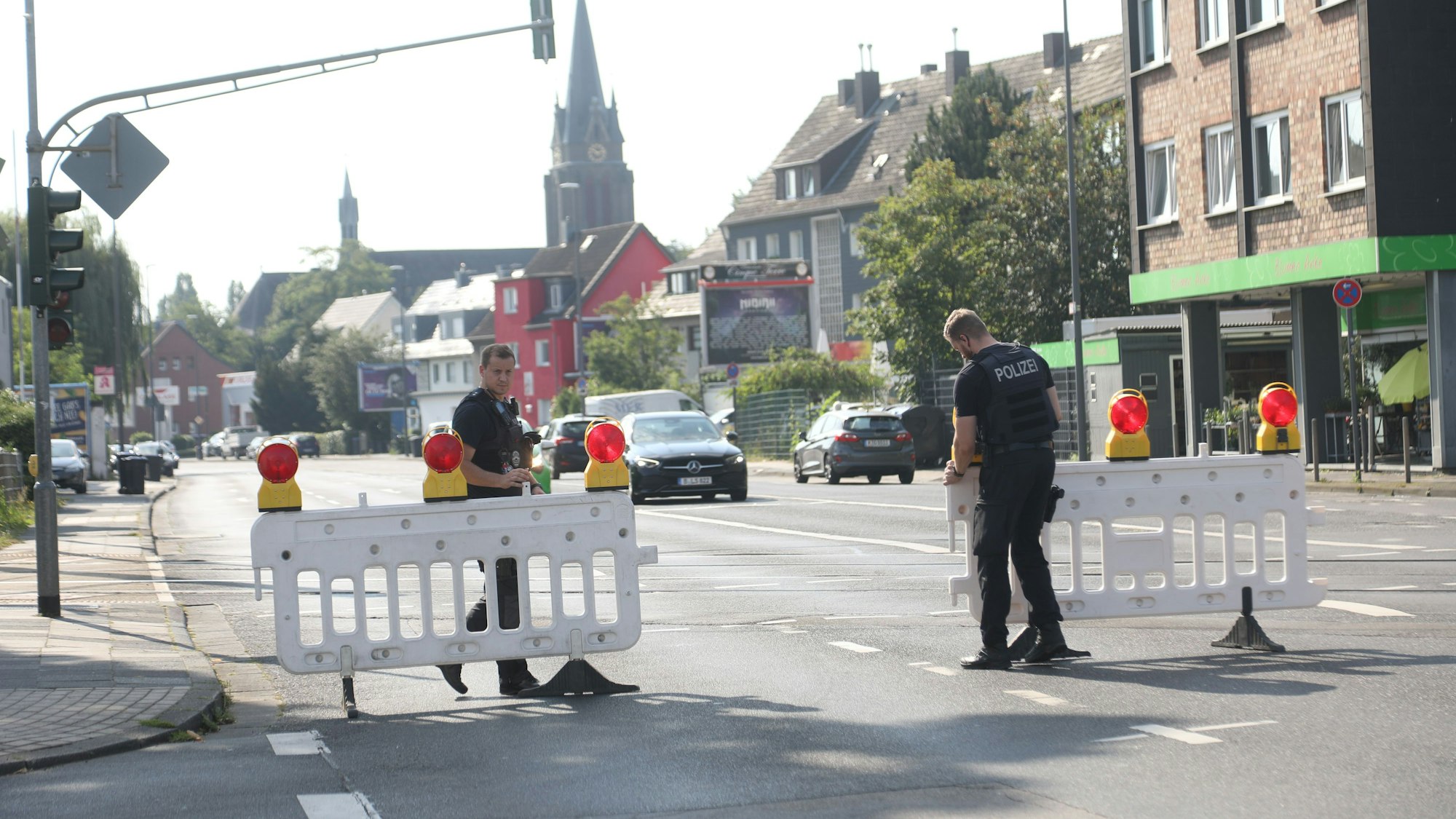 Straßensperrung auf der Kölner Straße in Westhoven.