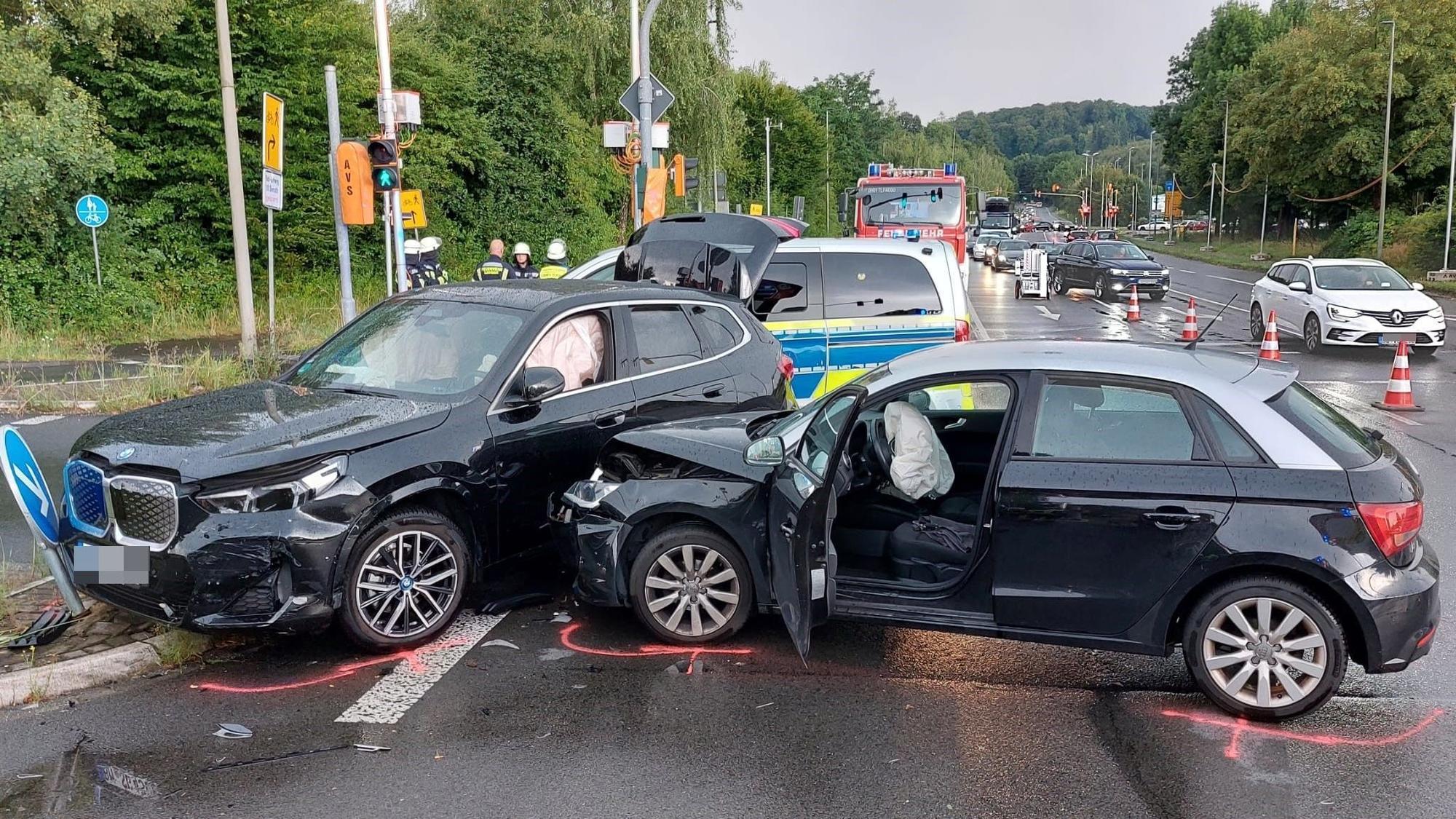 Zwei Pkw stehen ineinander verkeilt auf der Fahrbahn.