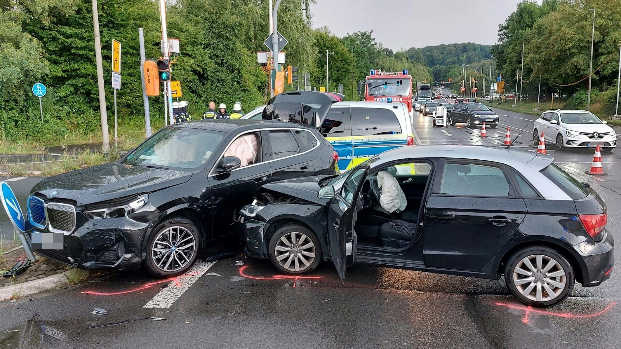 Zwei Pkw stehen ineinander verkeilt auf der Fahrbahn.
