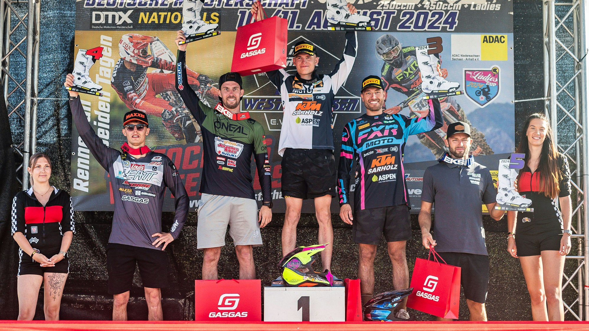 Foto einer Siegerehrung beim Motocross