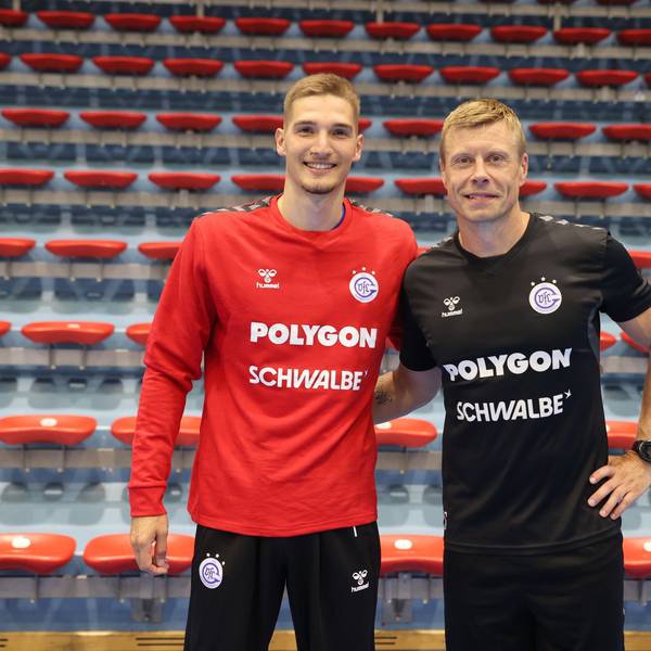 Dominik Kuzmanovic und Gudjon Valur Sigurdsson stehen nebeneinander.