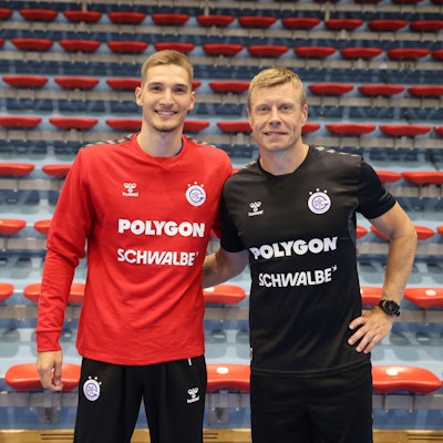 Dominik Kuzmanovic und Gudjon Valur Sigurdsson stehen nebeneinander.