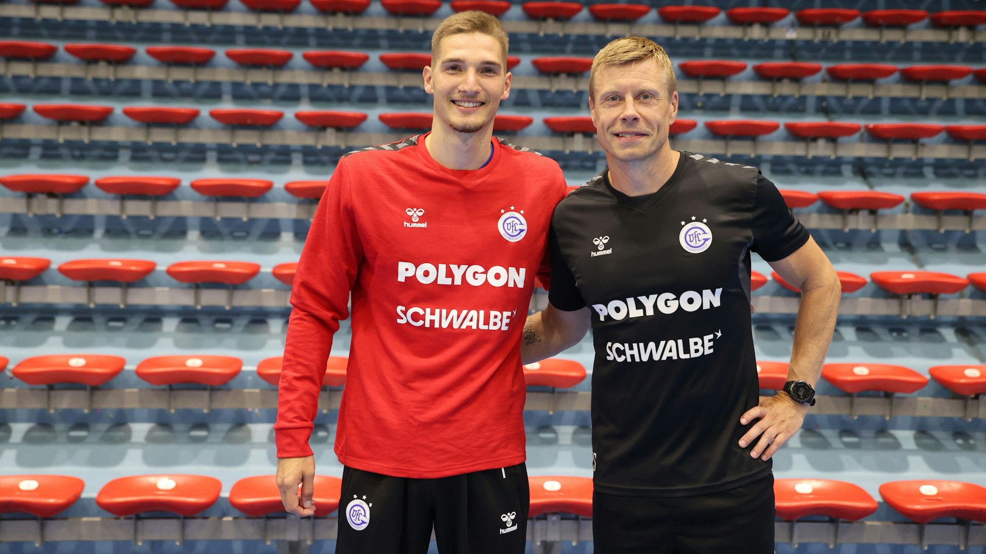 Dominik Kuzmanovic und Gudjon Valur Sigurdsson stehen nebeneinander.