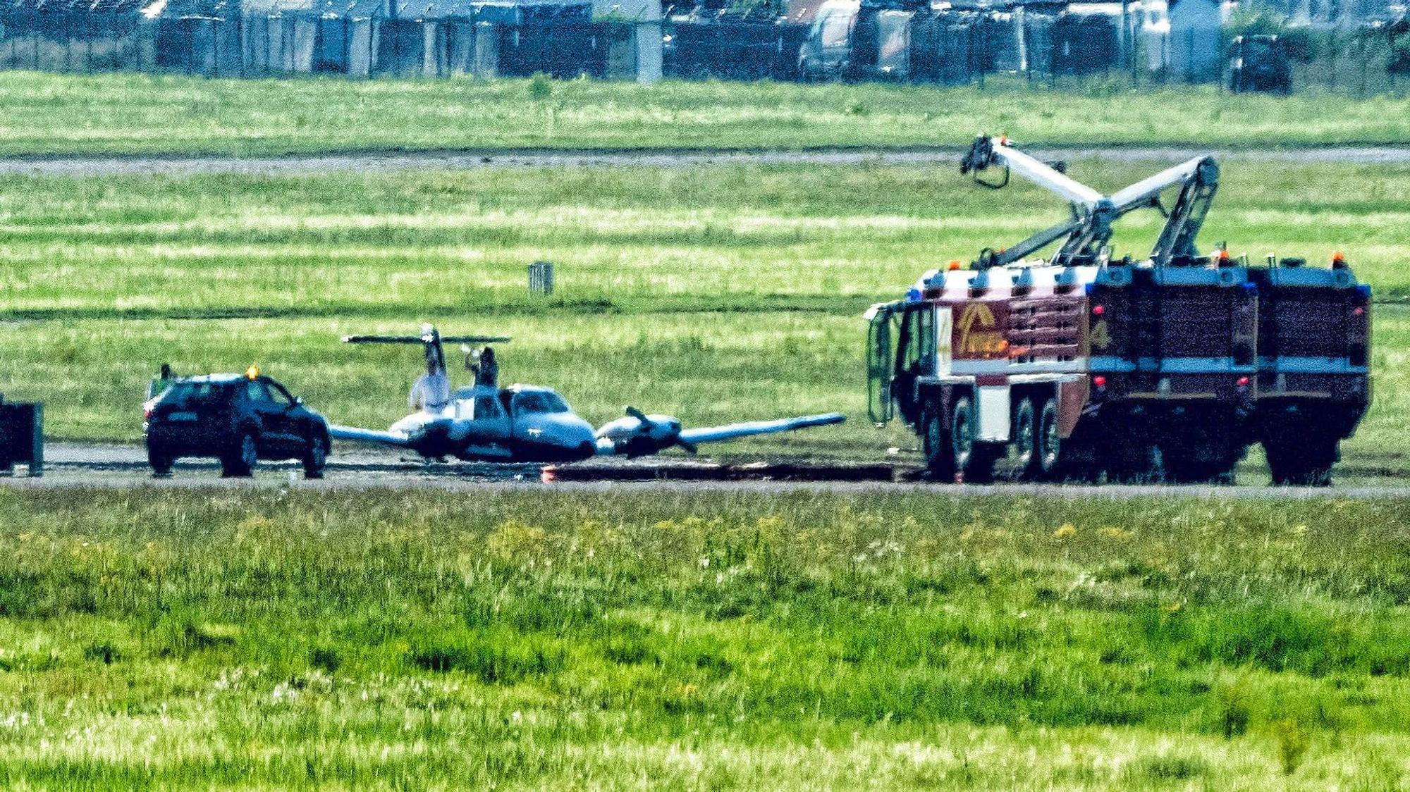 Eine zweimotorige Privatmaschine blockiert die Landebahn am Flughafen in Weeze. Der Pilot musste aus technischen Problemen eine Landung ohne Fahrwerk machen.