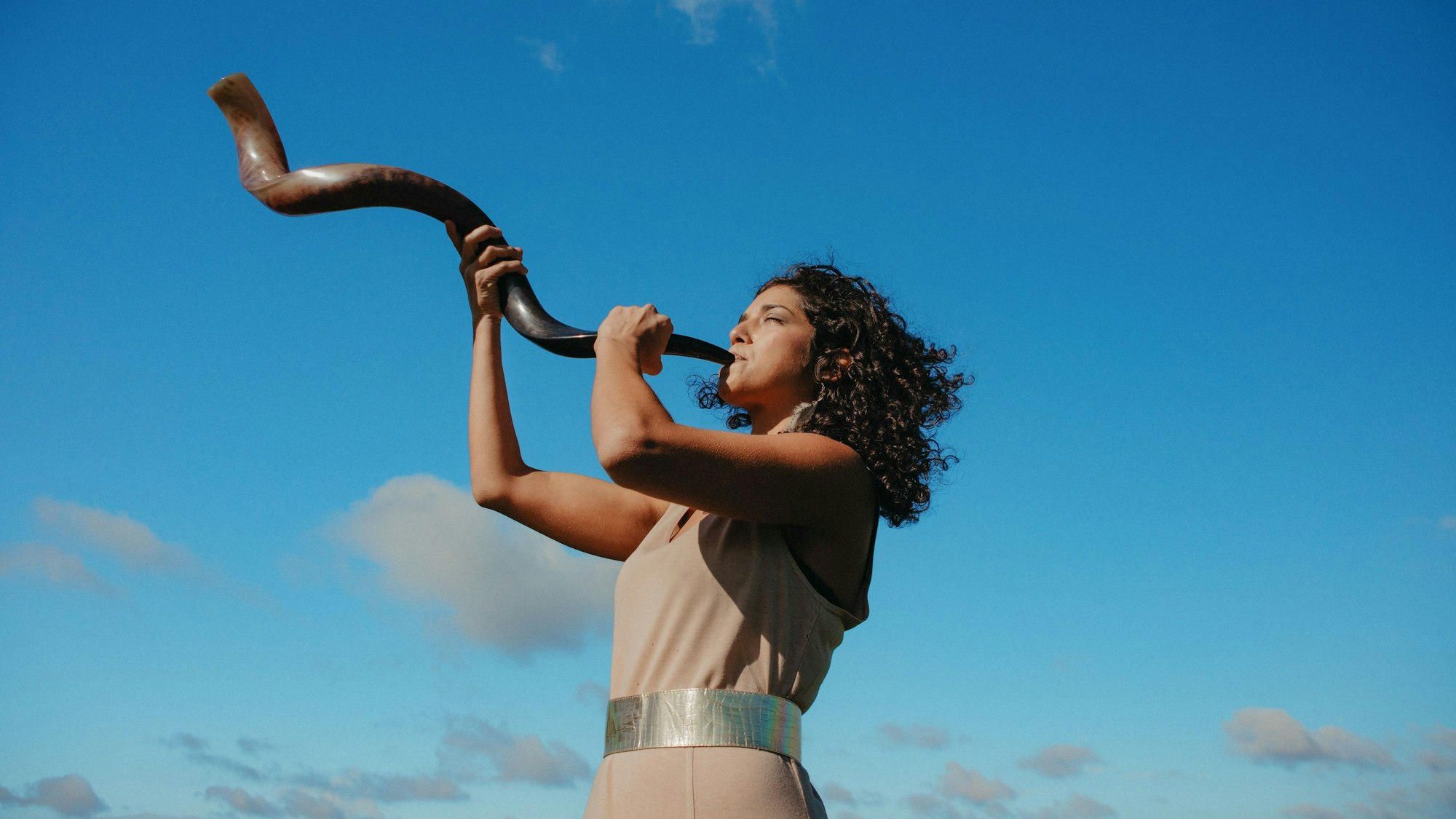 Schofar-Spielerin Yael Gat tritt im Dom auf.