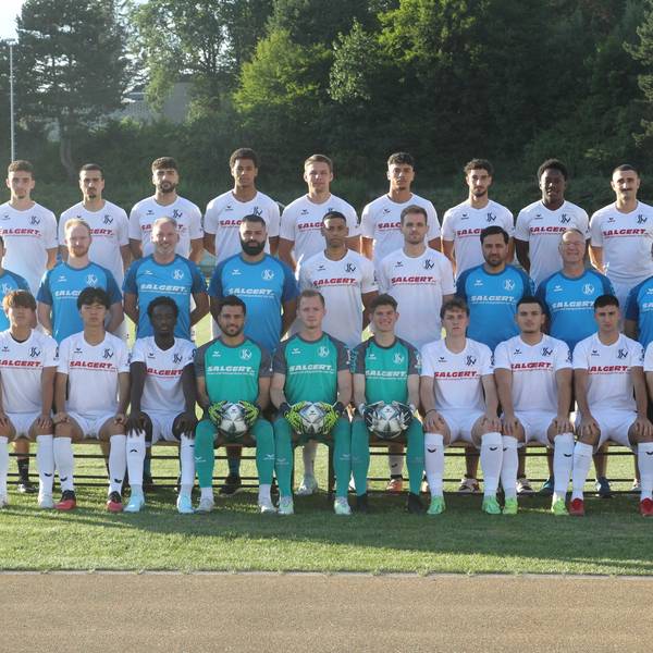 Idir Zerrouk (oben, von links), Giulio Multari, Mehrschad Kardan, Noah Tomson, Till Weingarten, Ishak Adahchur, Alec Vinci, Michael Ojesanmi, Giovanni Multari, Trainer Alexander Otto (Mitte, von links), Co-Trainer Kai Brech, Torwart-Trainer Gerd Schmidt, Co-Trainer Wassili Kenanidis, Manuel Kabambi, Timo Balte, Sportlicher Leiter Mehmet Dogan, Vereinsarzt Thomas Kleinschmidt, Physiotherapeut Lucas Daskalopous, Hussein Hammouda (unten, von links), Haruto Idoguchi, Sora Yamato, Mamy Condé, Shaukat Abd Ali, Michael Vogel, Ben Esser, Nico Kuhbier, Johannes Siregar, Georgios Athanasiadis und Ju-Yong Jo vom Siegburger SV 04.