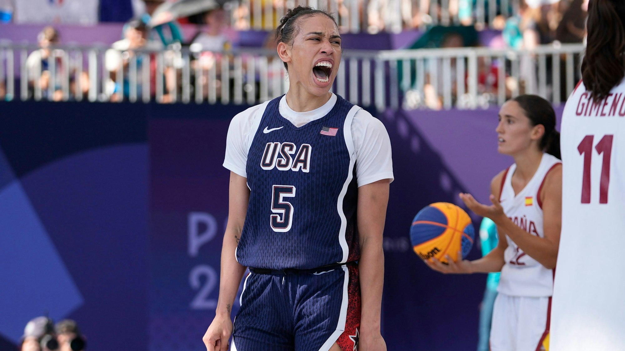Dearica Hamby aus den Vereinigten Staaten jubelt während des Halbfinalspiels im 3x3-Basketball der Frauen gegen Spanien bei den Olympischen Sommerspielen 2024.