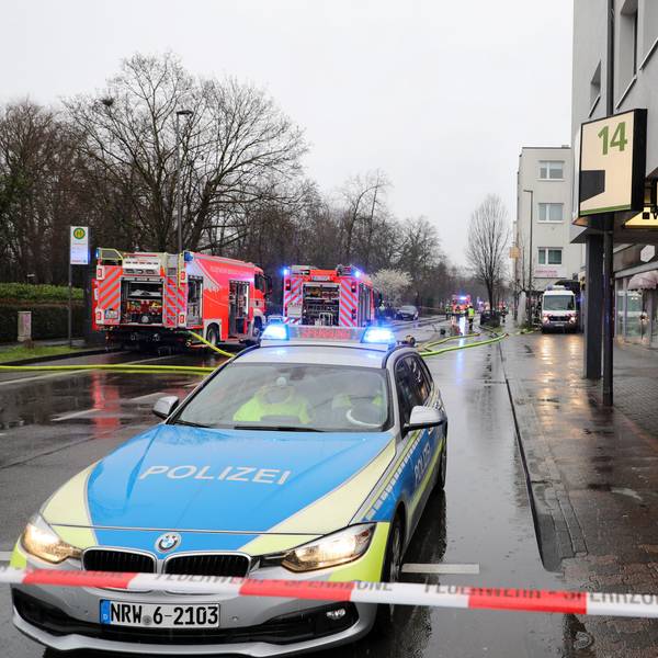 Bergisch Gladbach, Refrath, Dolmanstraße nach Gasaustritt gesperrt, Gasaustritt in Wohn- und Geschäftshaus, Feuerwehr, Polizei, Rettungsdienst, Einsatz, Straßensperrung