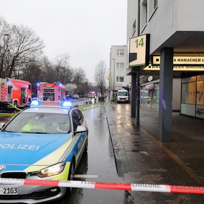 Bergisch Gladbach, Refrath, Dolmanstraße nach Gasaustritt gesperrt, Gasaustritt in Wohn- und Geschäftshaus, Feuerwehr, Polizei, Rettungsdienst, Einsatz, Straßensperrung