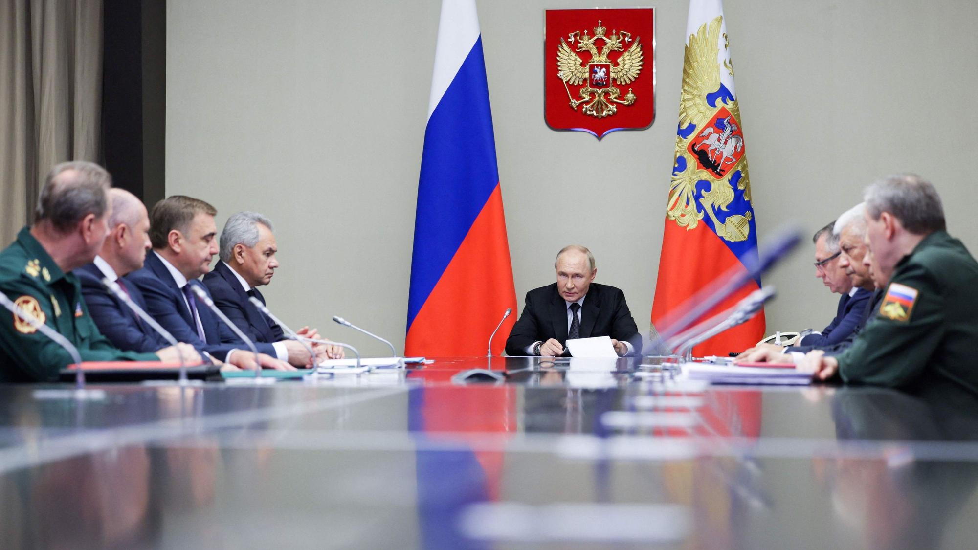 Wladimir Putin bei einer Krisensitzung zur Lage in Kursk.