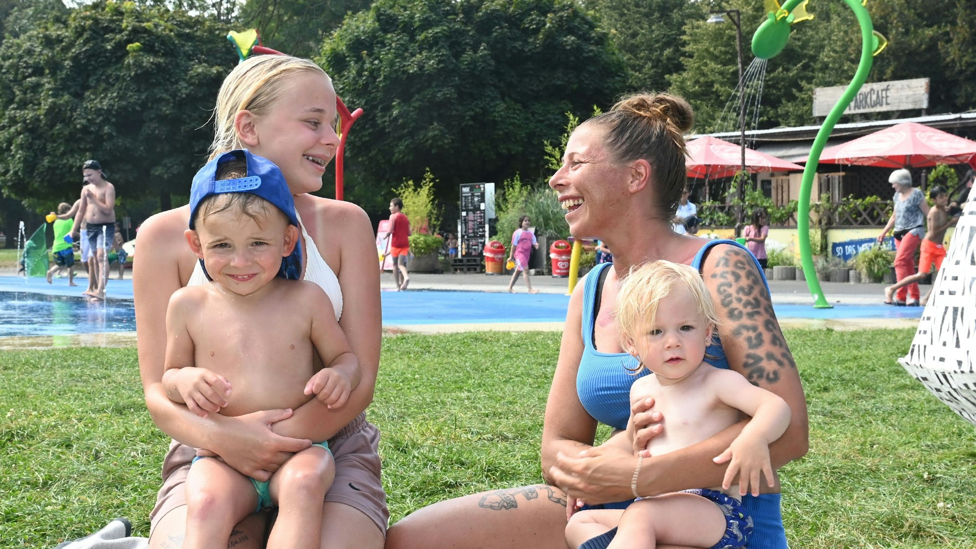 13.08.2024 Köln. Der bisher heißeste Tag des Jahres in Köln. Jamila (Hi. Li.) und Janina Kaiser mit Leonardo (vo.Li.) und Loredana. Foto: Alexander Schwaiger