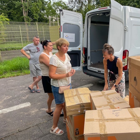 Der ukrainische Verein in Leverkusen, Mawka, um seine Vorsitzende Elena Büchel schickt kistenweise Hilfsgüter in die Ukraine.