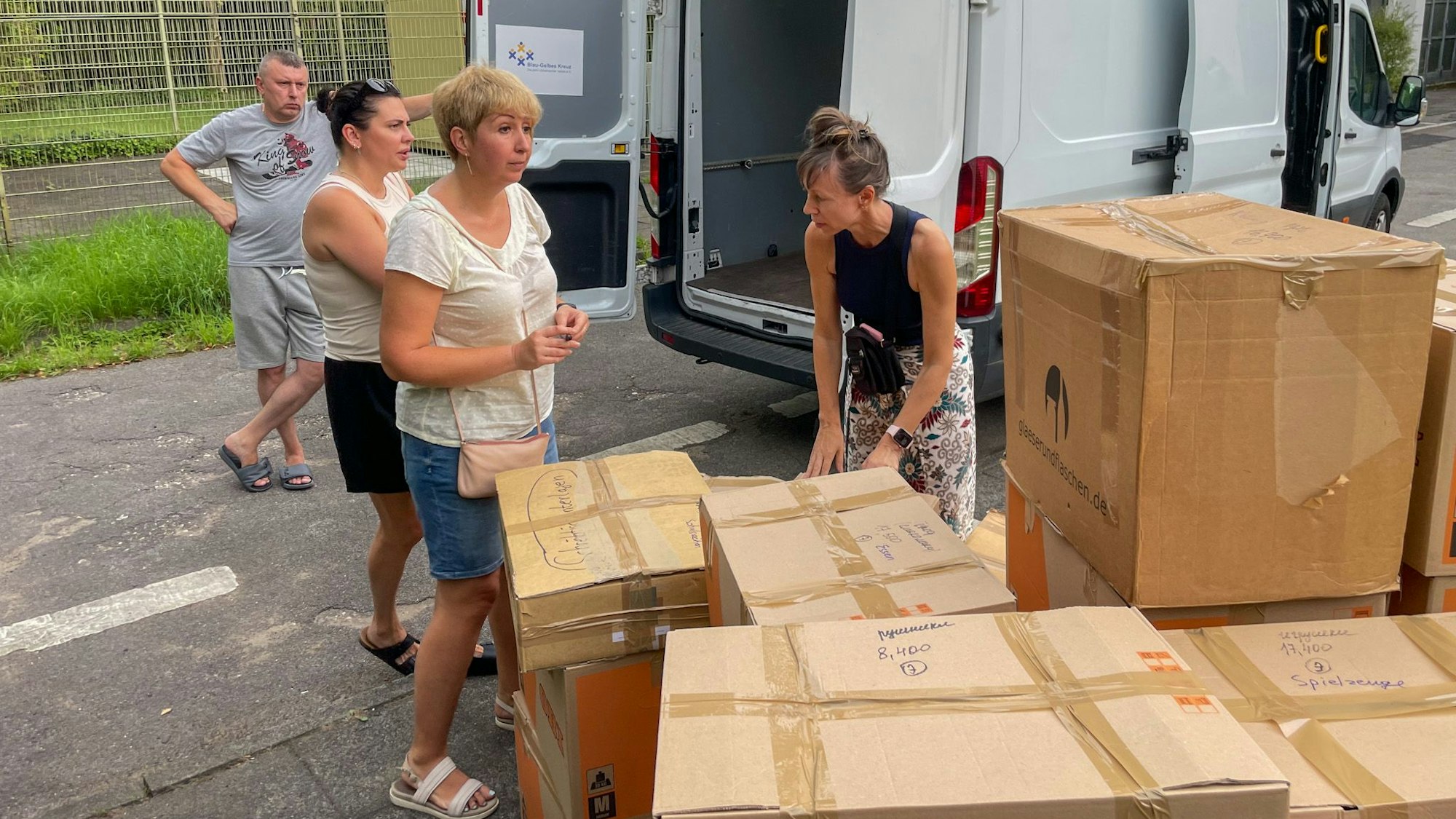 Der ukrainische Verein in Leverkusen, Mawka, um seine Vorsitzende Elena Büchel schickt kistenweise Hilfsgüter in die Ukraine.