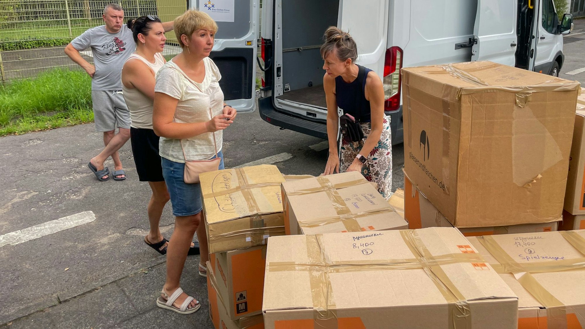 Der ukrainische Verein in Leverkusen, Mawka, um seine Vorsitzende Elena Büchel schickt kistenweise Hilfsgüter in die Ukraine. Vor allem Schulsachen für Kinder waren gefragt.
