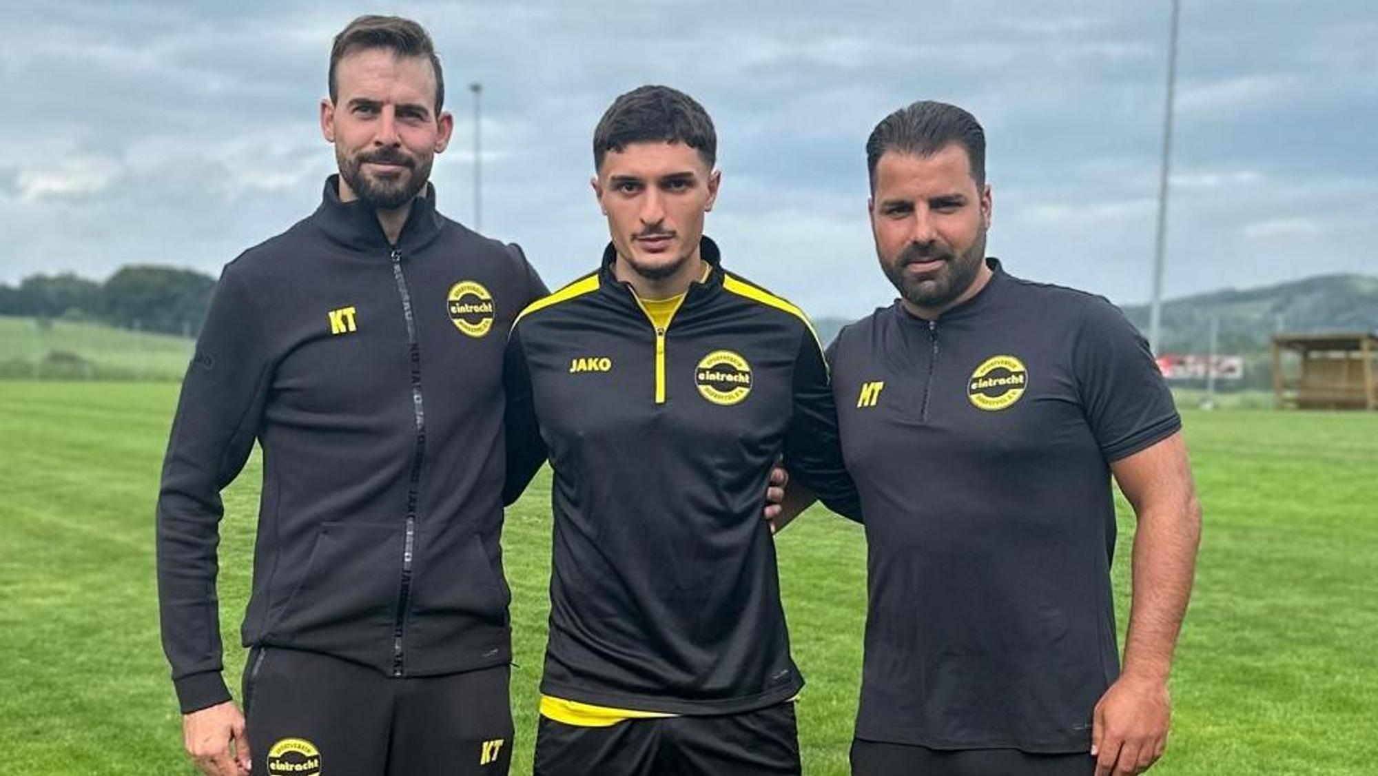 Sportdirektor Kevin Theisen (l.) und der sportliche Leiter Mamut Temüt (r.) nehmen Neuzugang Batuhan.Özden in ihre Mitte.