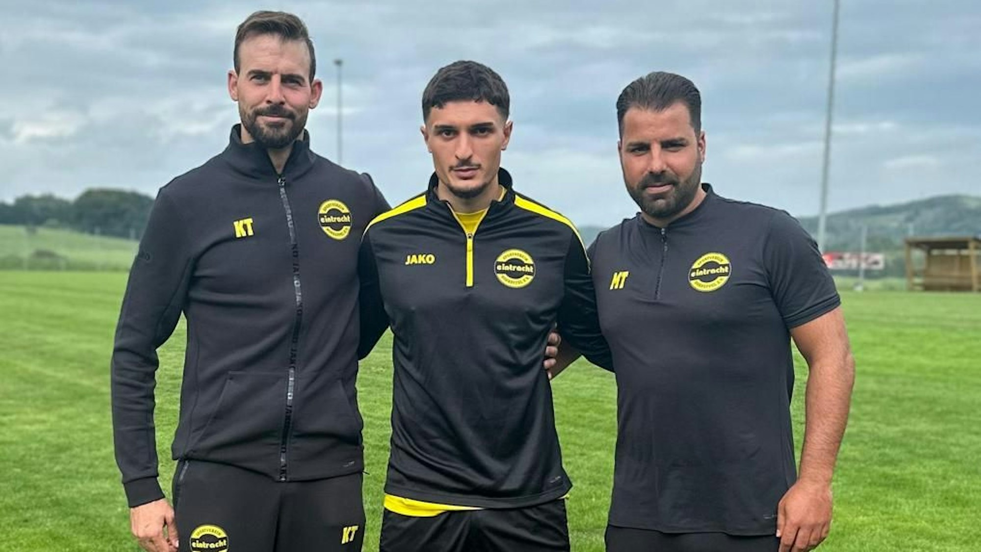 Sportdirektor Kevin Theisen (l.) und der sportliche Leiter Mamut Temüt (r.) nehmen Neuzugang Batuhan.Özden in ihre Mitte.